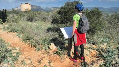 女人徒步旅行者发现托雷帽安咯索塔托雷帽安咯索马略卡岛西班牙小道西海岸岛